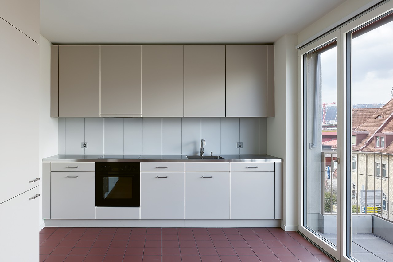 Durch Faltschiebefenster kann die Wohnküche nach aussen geöffnet und erweitert werden (Bild: Georg Aerni, Zürich)
